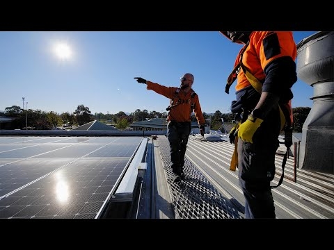 Why is it cheaper for businesses to invest more in a higher quality solar power system?