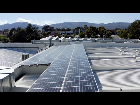How do businesses optimise the long-term financial returns of a solar power system?
